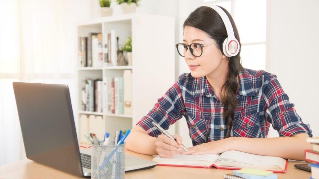 Pessoa consultando informações de estudo em um computador